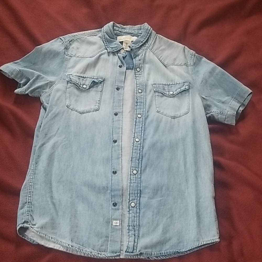 Short sleeve denim shirt